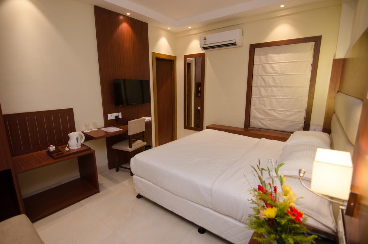 Aura Hotel 2*